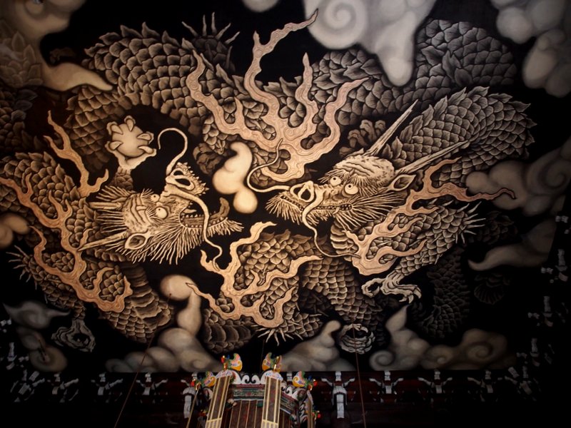 The ceiling of the main temple - this dragon enforces the buddhist laws