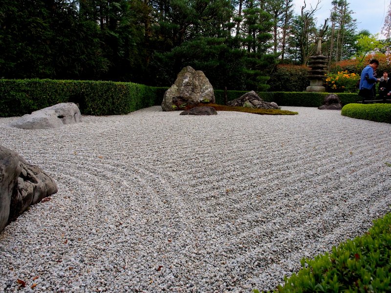 Two dry gardens are on opposite sides of the entry - one with white stones