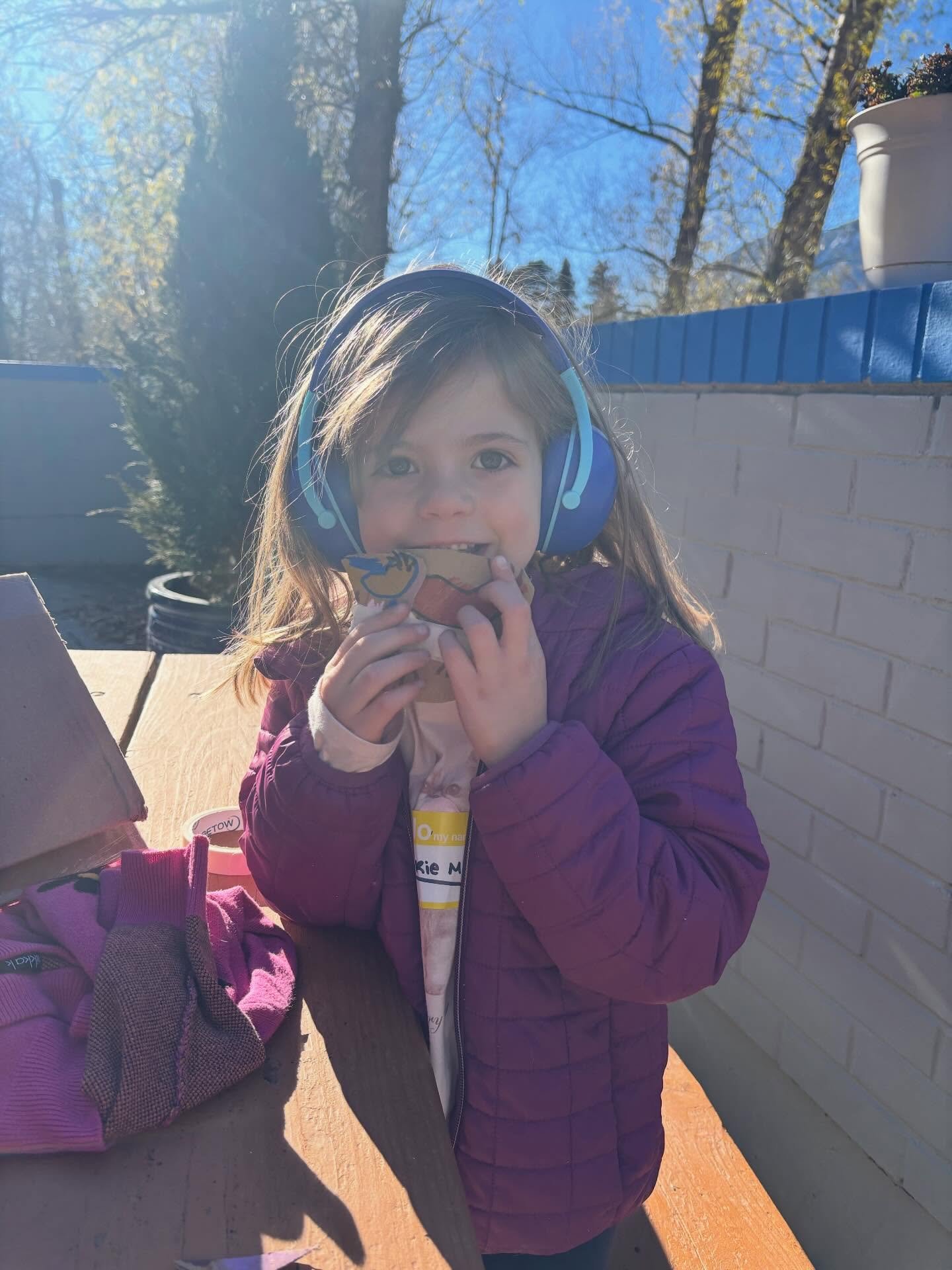 Just a sweet little creative moment. Cardboard + imagination = magic. 💛 #gowest #gowestcamps #adventureawaits #outofschooltime #cardboardart