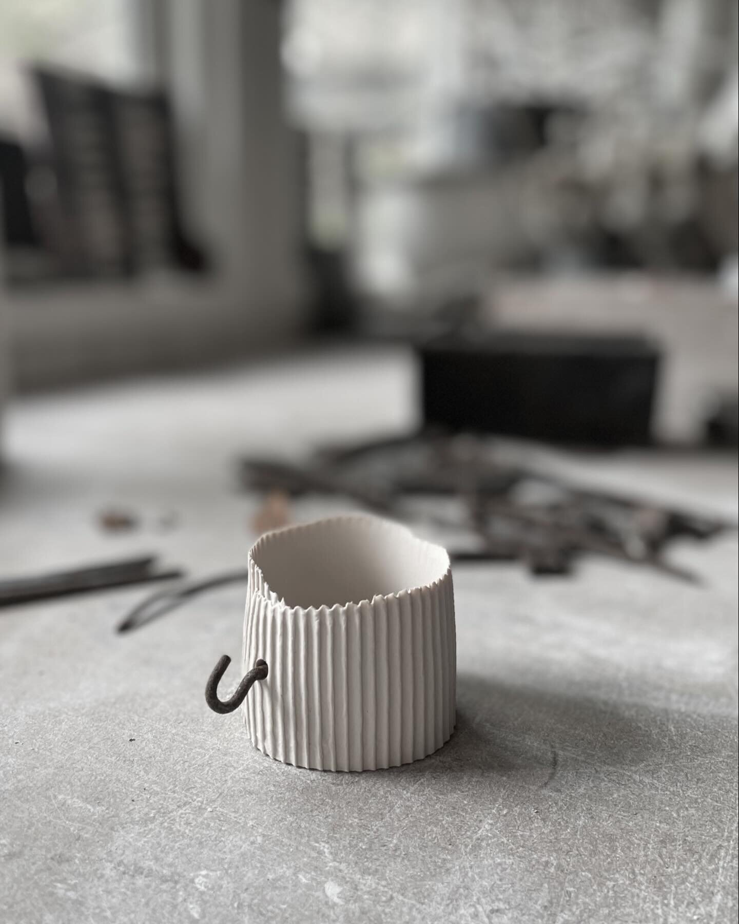 Finding a use for some of my many found objects&hellip;

#making #porcelain #texture #foundobjects #revisitingidea #withchanges #collectedobjects #collections #ceramic #clay #keramik