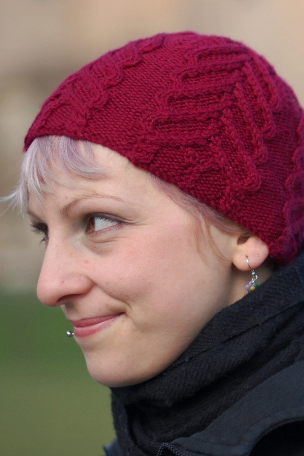 Freccia cabled cap knitting pattern