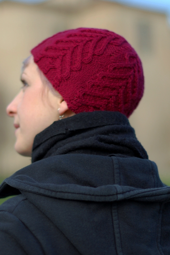 Freccia cabled cap knitting pattern