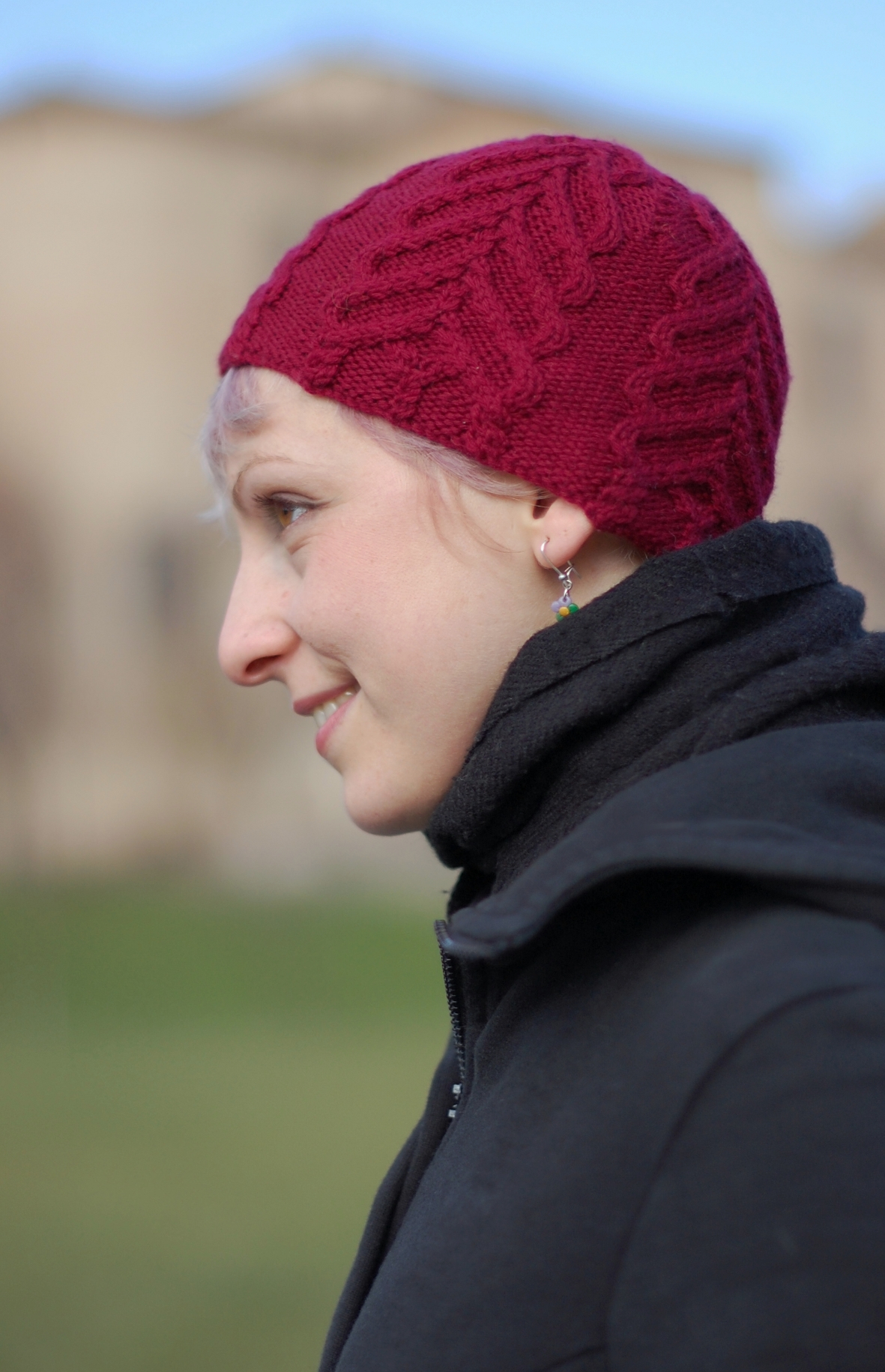 Freccia cabled cap knitting pattern