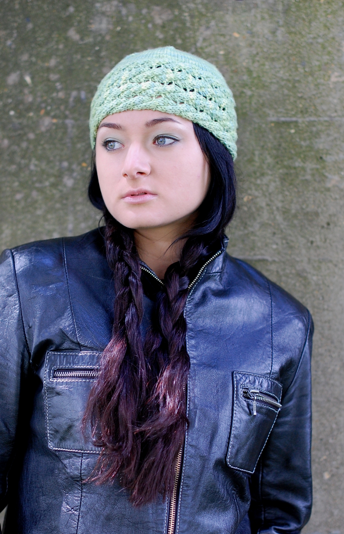 Trenza hat knitting pattern with sideways cables