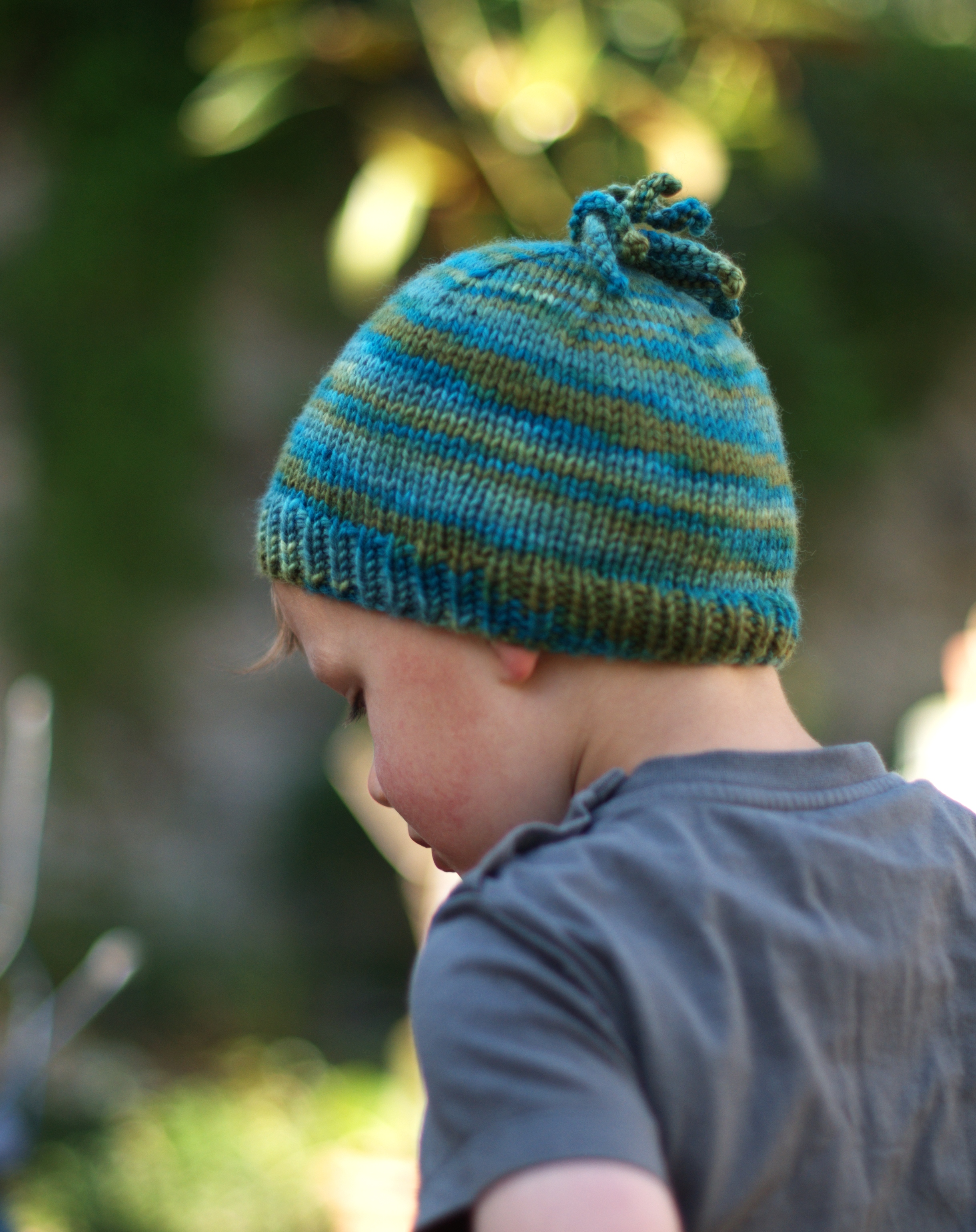 Polpo childs beanie knitting pattern for variegated yarn