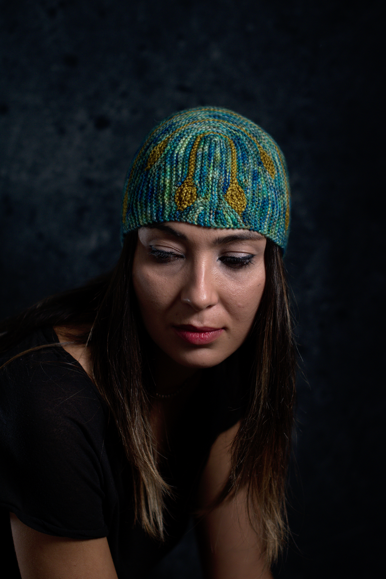 Bilateral sideways knit short row colourwork hat knitting pattern