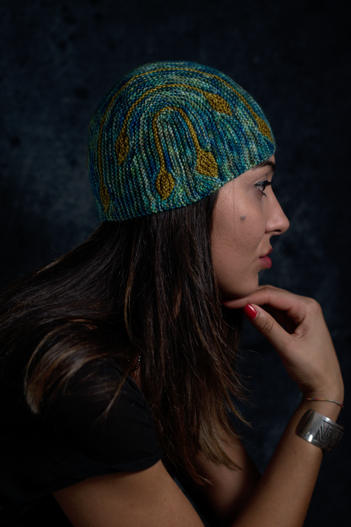 Bilateral sideways knit short row colourwork hat knitting pattern