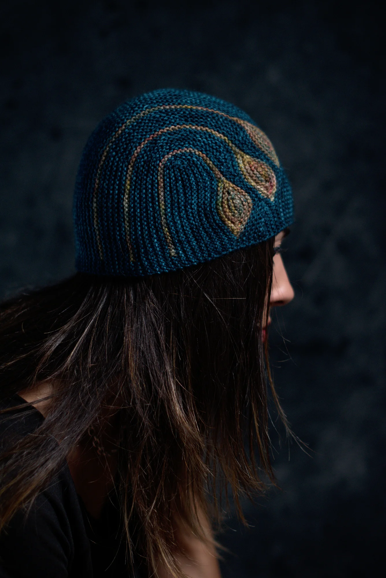 Chiral sideways knit short row hat knitting pattern