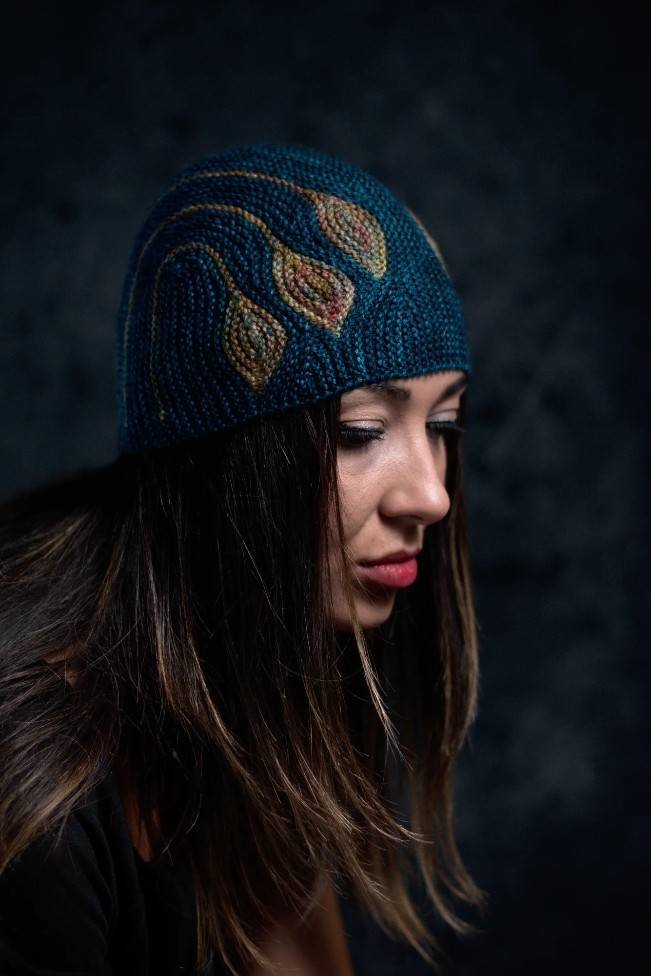 Chiral sideways knit short row hat knitting pattern