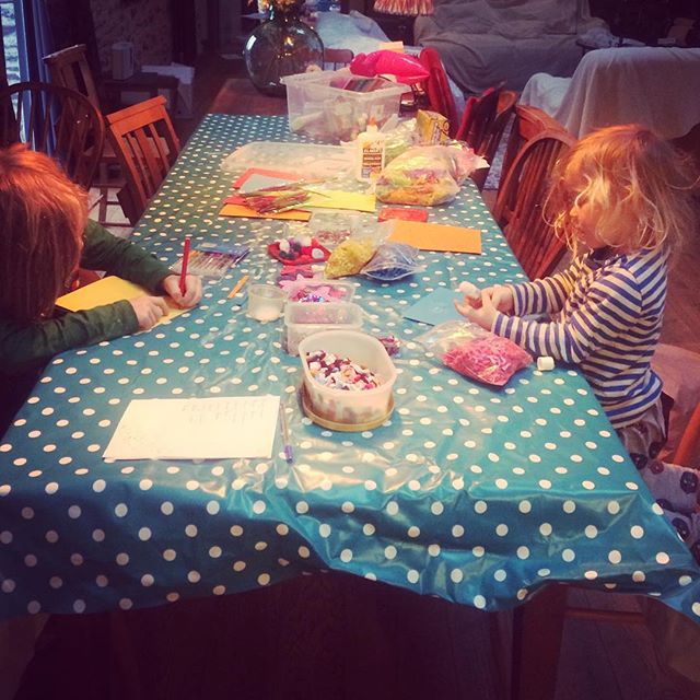 Busy baby bees. It’s time to make the thank you cards and create the biggest mess of the holidays! This is one of my favourite rituals we have created, it’s so important they understand the kindness they have been shown and gratitude for what they have. Plus getting mucky and creative and letting it all go without mamma fretting about the flippin curtains and new floor! Yep, easier said than done. Gulp. #devonlife #devon #artsandcrafts #christmasisntoveryet #kidscrafts #gratitude