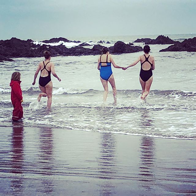 Yet again am late to the party.. but happy new year!! The first day of 2019 was perfect, sea swimming with pals!! It was... ummm.. exhilarating!! #beachlife #happynewyear #seaswimming #devonlife