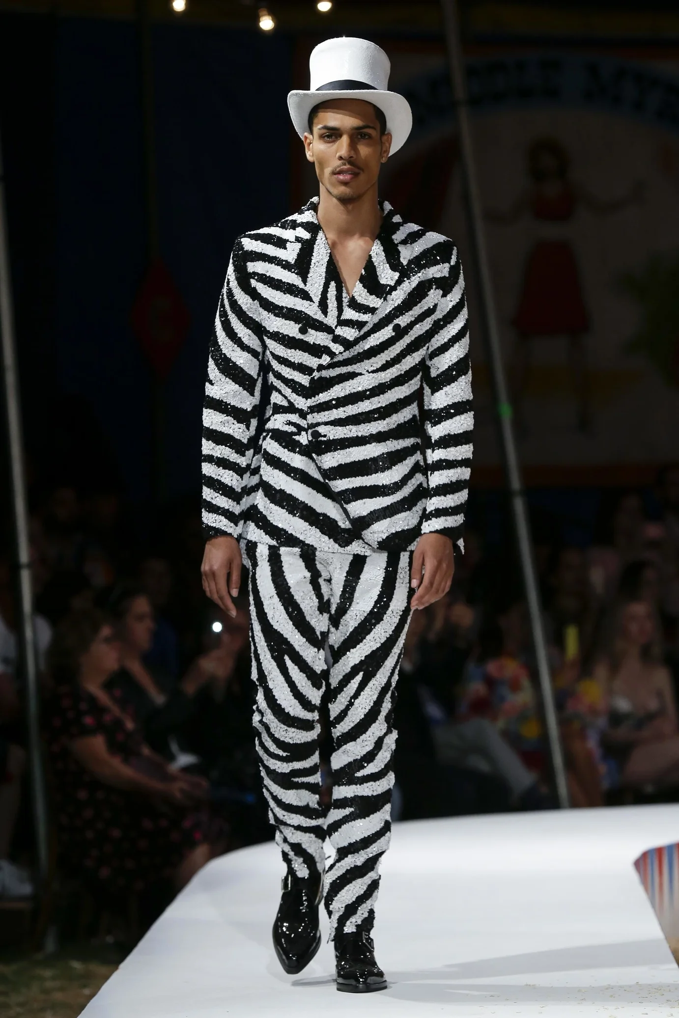 SS19 is a time for navy, lightness, floating fabrics, pannelled hoodies and offtrack pants as seen in Balmain runways.