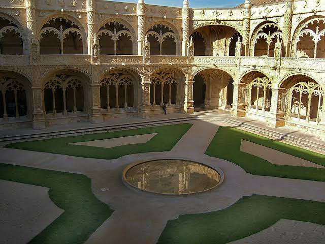 Mosteiro dos Jerónimos. Photo Source: Gardenvisit.com.