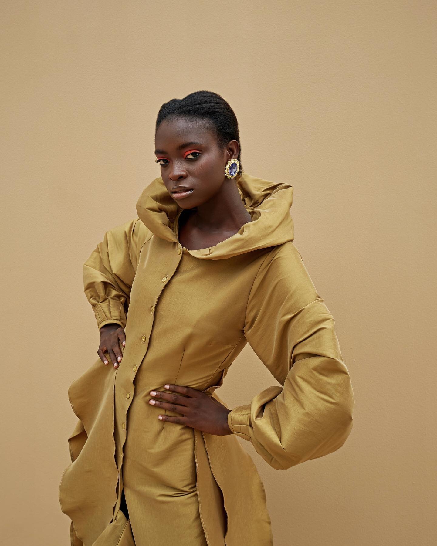 Golden Girl &bull; Amp up the drama in @KadijuOfficial&rsquo;s olive midi dress with a voluminous collar detail

#TempleMuse #LuxuryFashion
