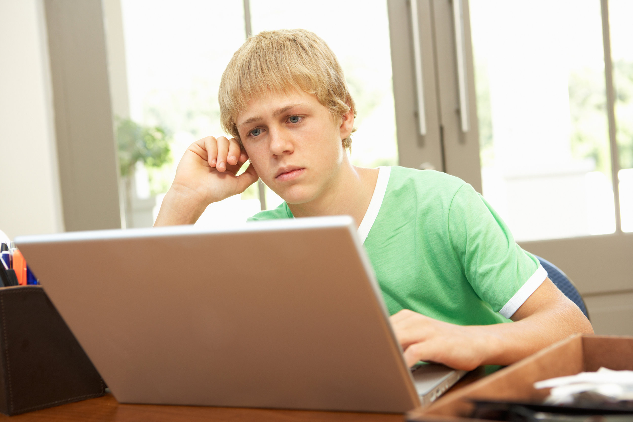 16 лет можно учиться. Подросток за компьютером. Подросток и компьютер. Грустный подросток. Подросток сидит за ноутбуком.
