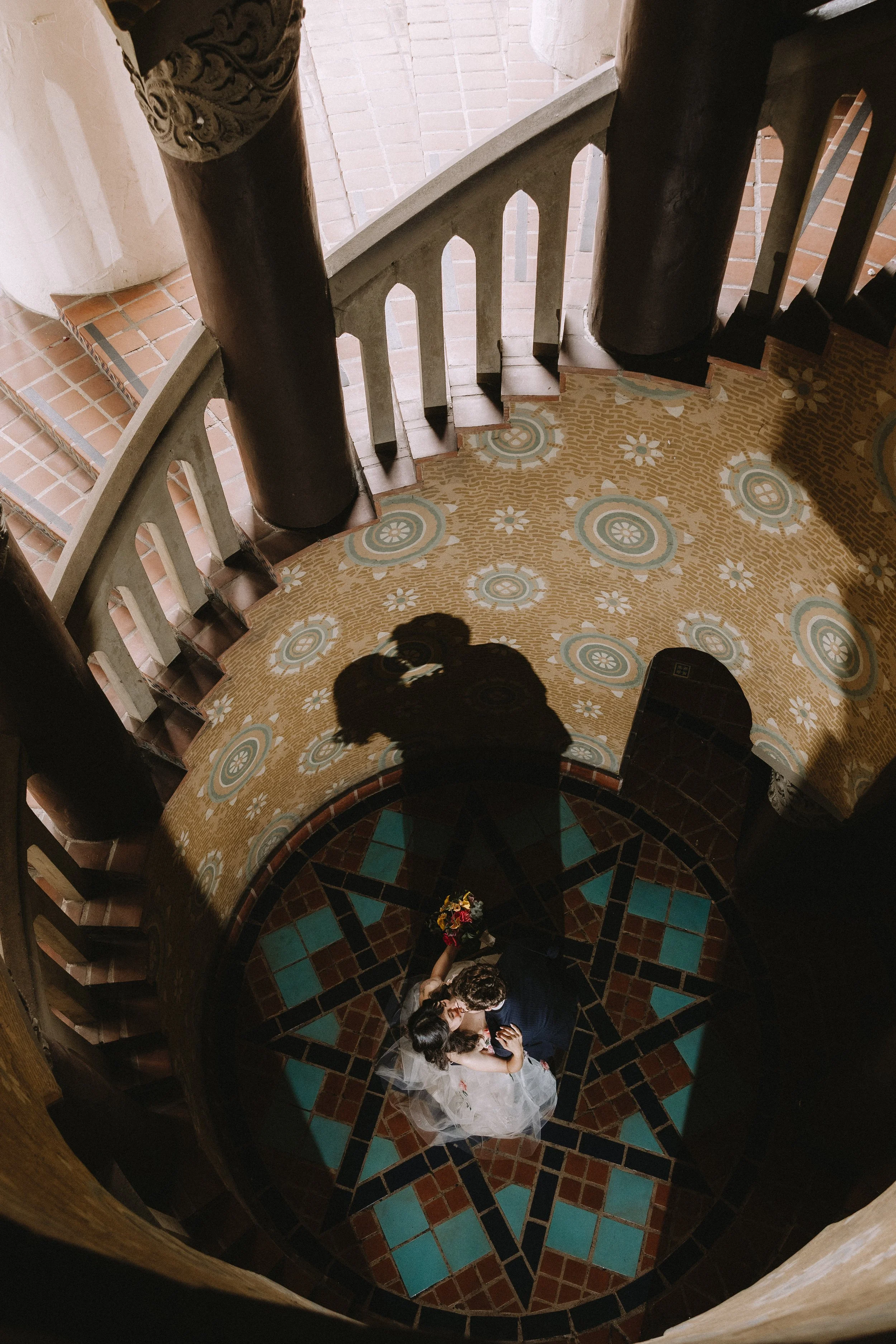 santa-barbara-courthouse-spiral-staircase-wedding-photo