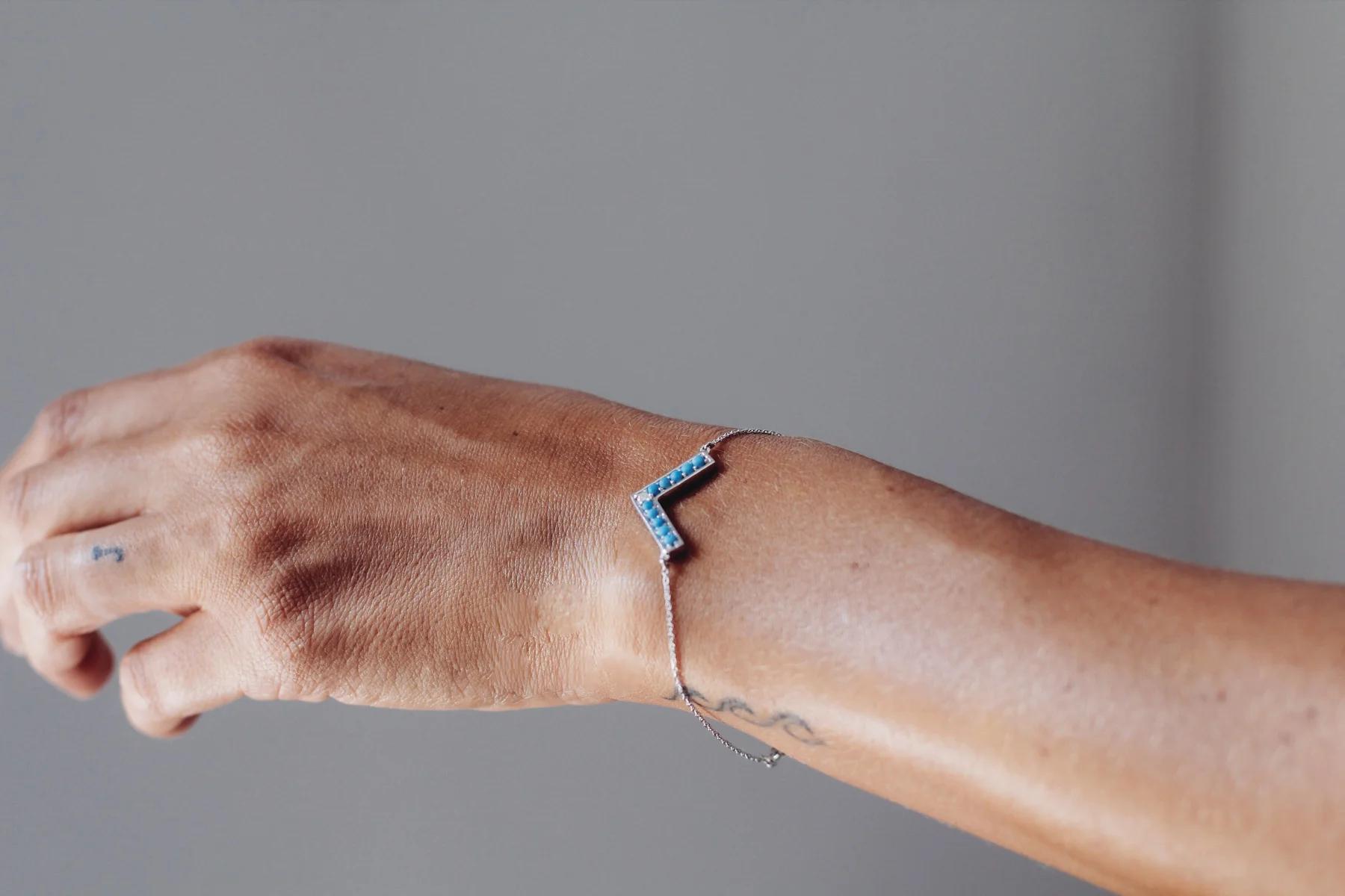 V bracelet white.JPG