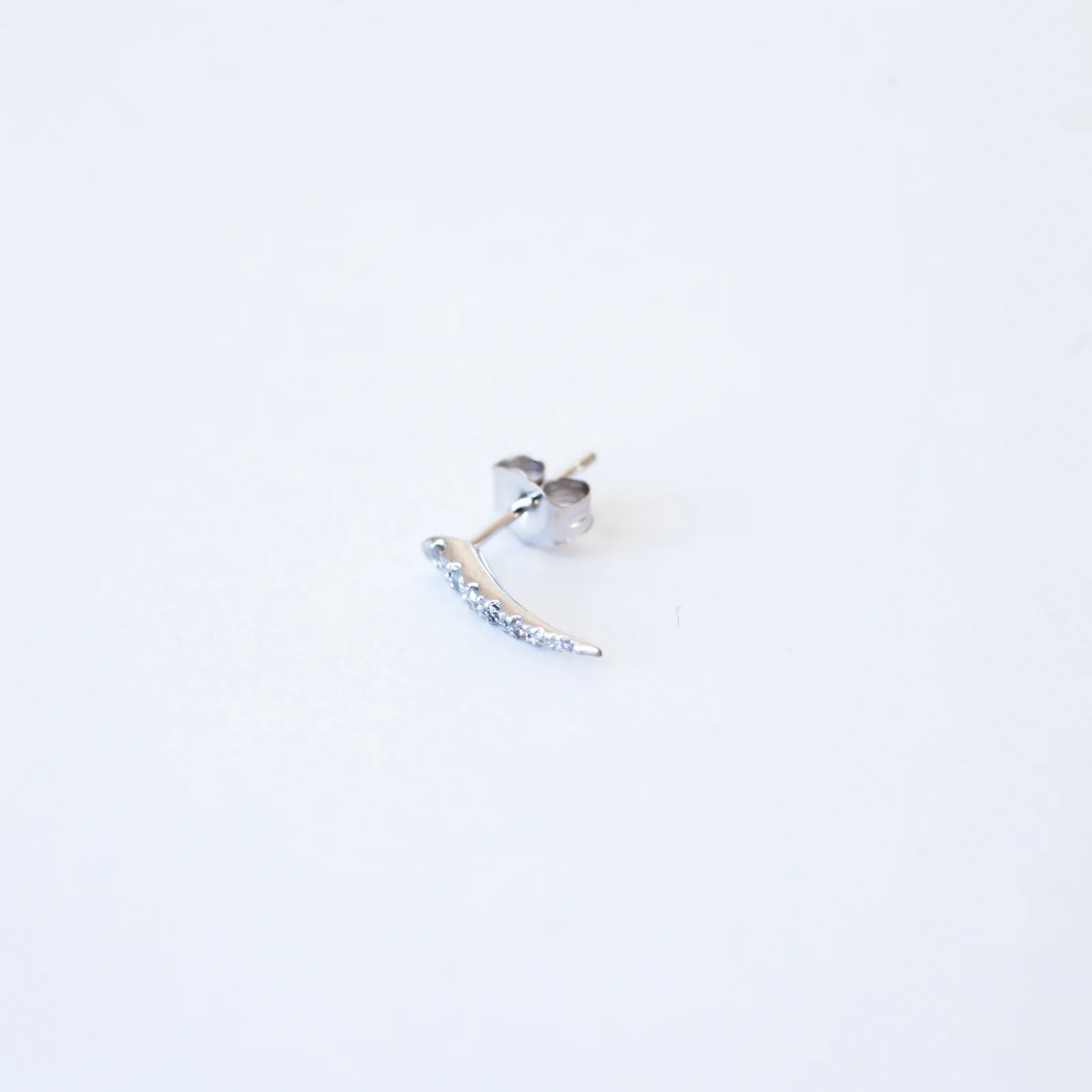 white claw stud whilte 1.jpg