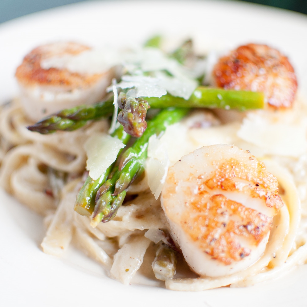 lemon garlic fettuccine with leeks, asparagus and seared scallops