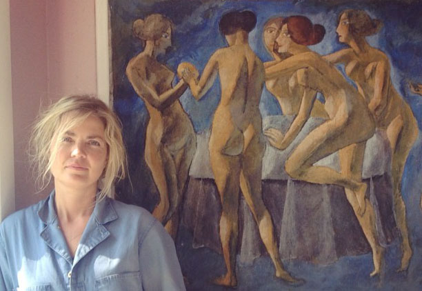 Ditte Cohn in front of one of Benny's paintings 