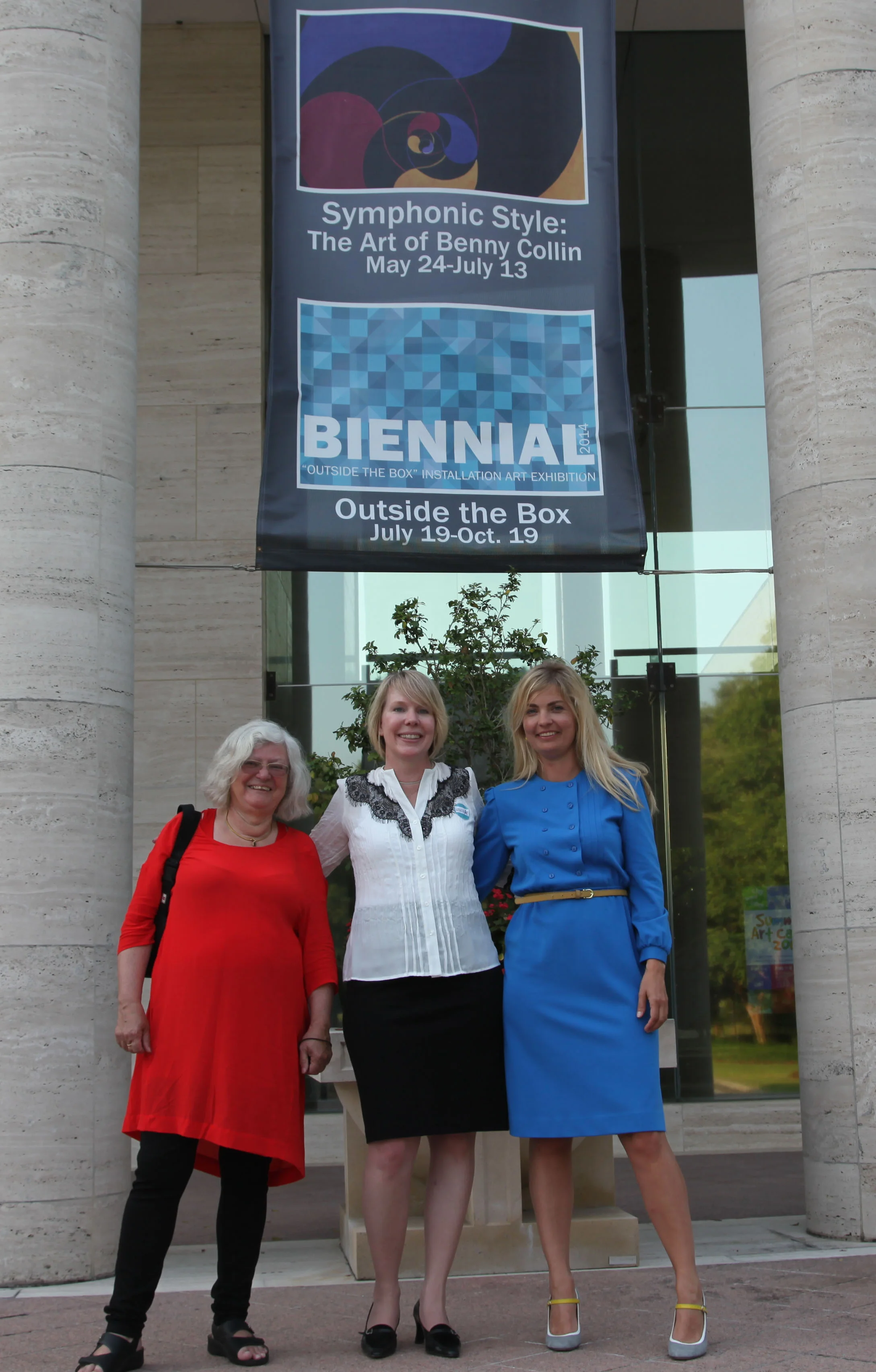 Family reunion (2014). Eva, Vikki (Thoras barnebarn) og Ditte foran Appleton Museum i Florida, til åbningen af udstillingen med nogle af Bennys amerikanske værker