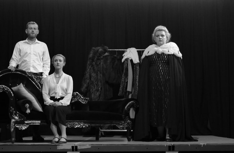 From left to right: Harry Grigg, Anna Simmons, Felicity Tomkins sing Protegga il giusto cielo from Don Giovanni