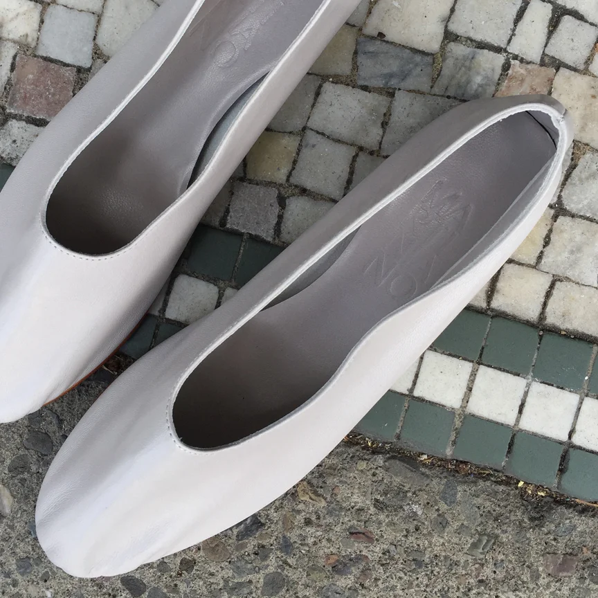 Martiniano_Glove_Shoe_Light_Gray_1.jpg