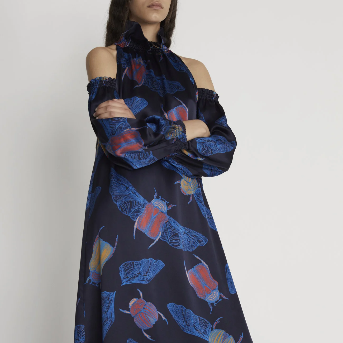 Rodebjer_Gizi_Dress_Silk_Flying_Scarab_Print_Navy_2a.jpg