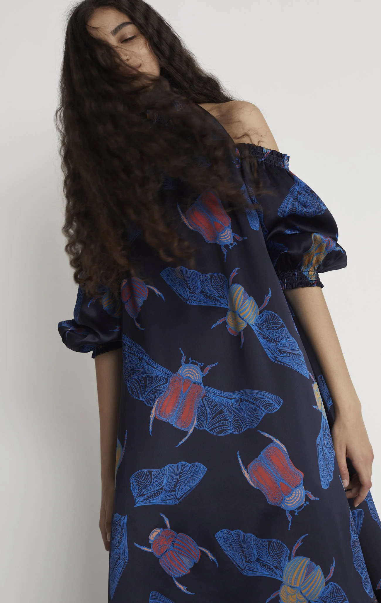 Rodebjer_Gizi_Dress_Silk_Flying_Scarab_Print_Navy_4.jpg