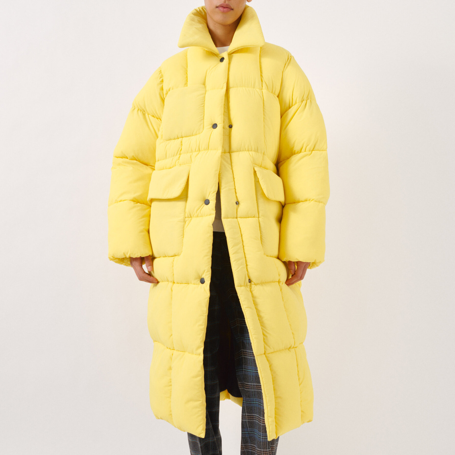 Baum_und_Pferdgarten_Delaware_Puffer_Coat_Lemon_Zest_Yellow_3a.jpg