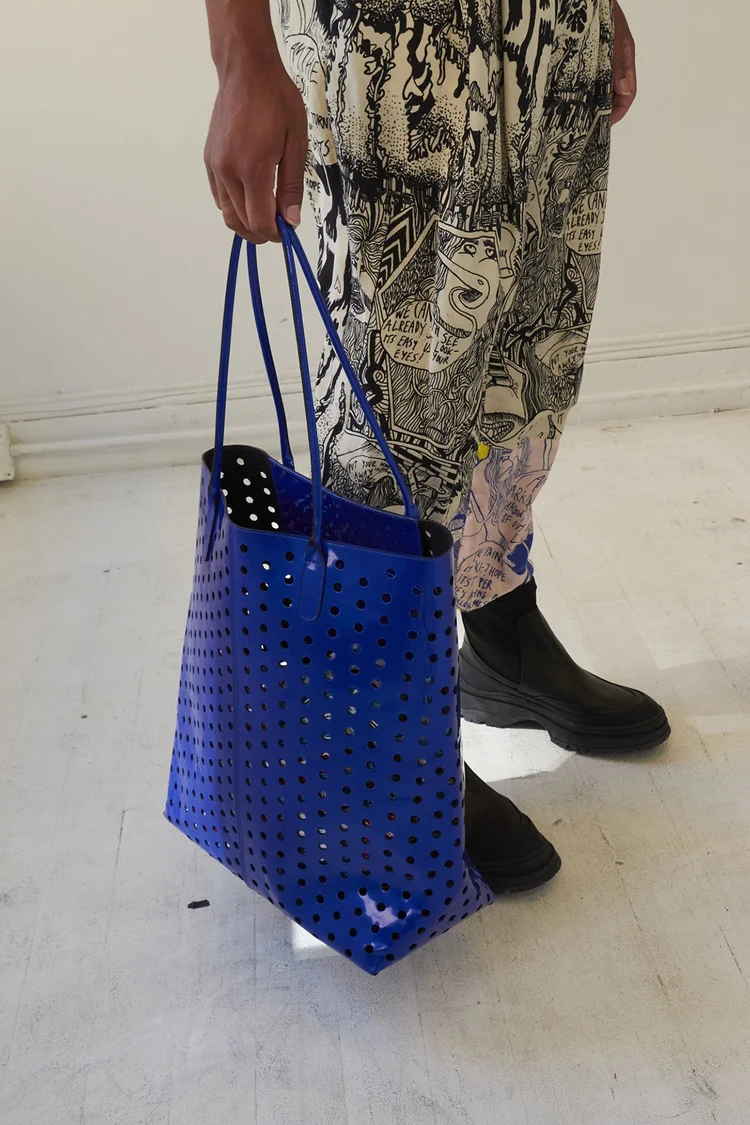 レイチェルコーミー/メッシュバック Rachel Comey Punched Leather Tote Blue Patent — Aggregate Supply