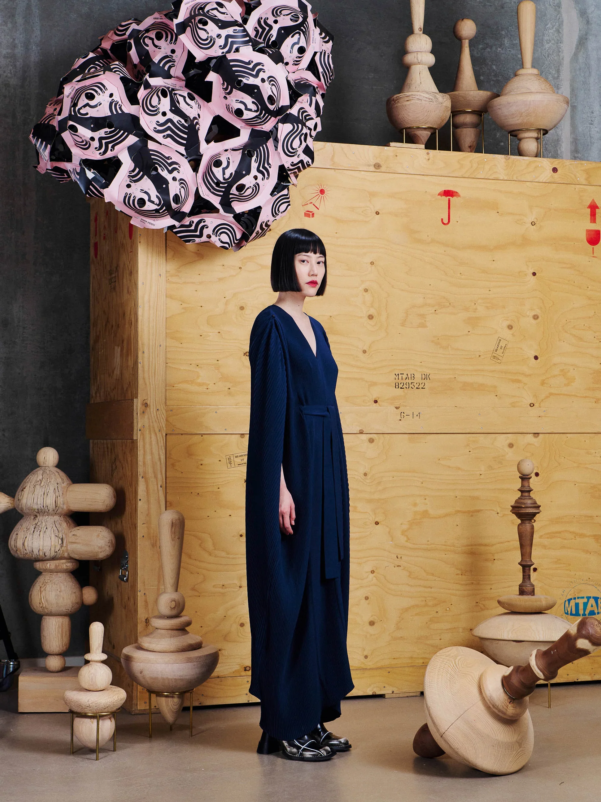 Henrik_Vibskov_Cherry_Plisse_Kaftan_Dress_Blues_Navy_3.webp