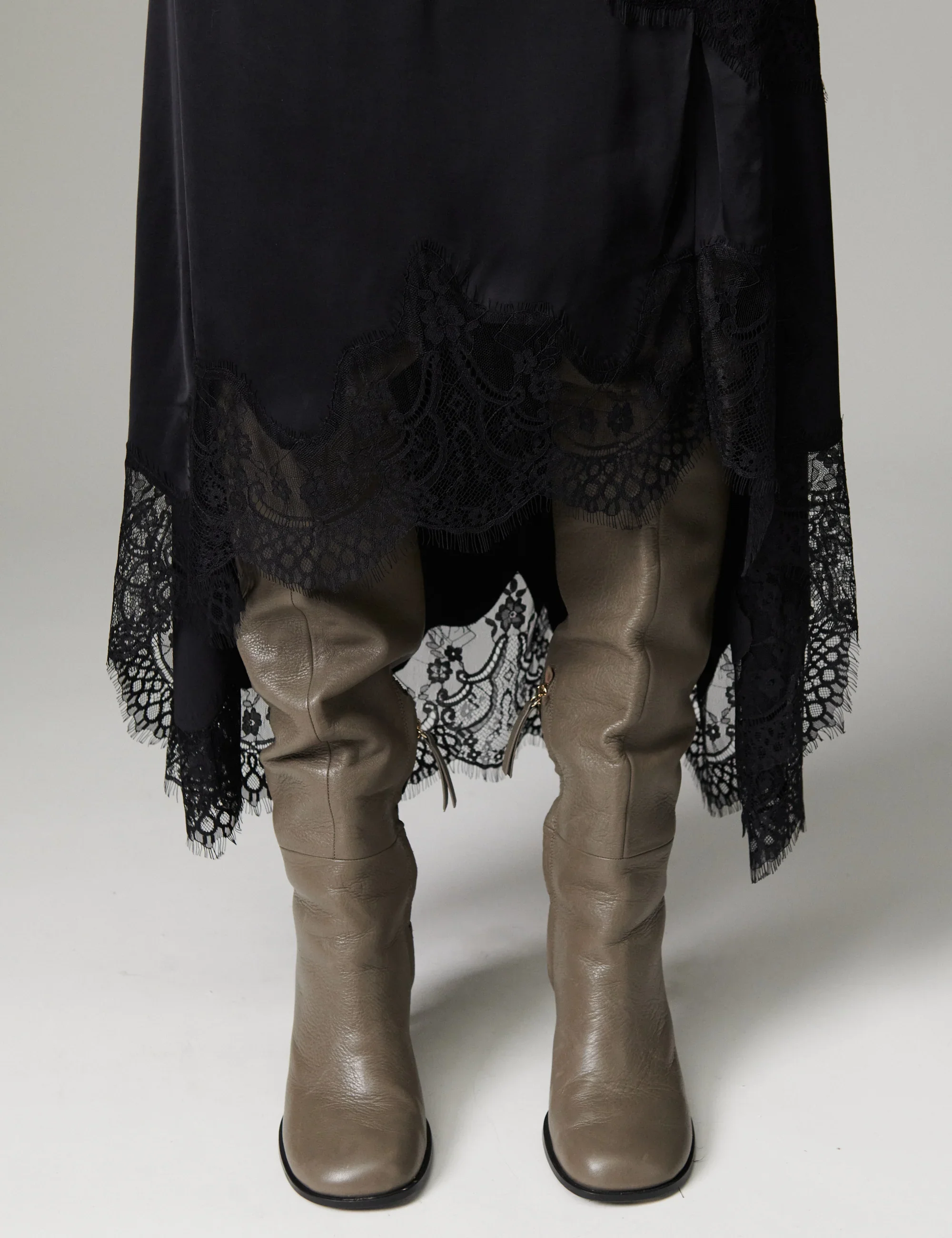 Day_Birger_et_Mikkelsen_Zarna_Skirt_Viscose_Fluid_Black_3.webp