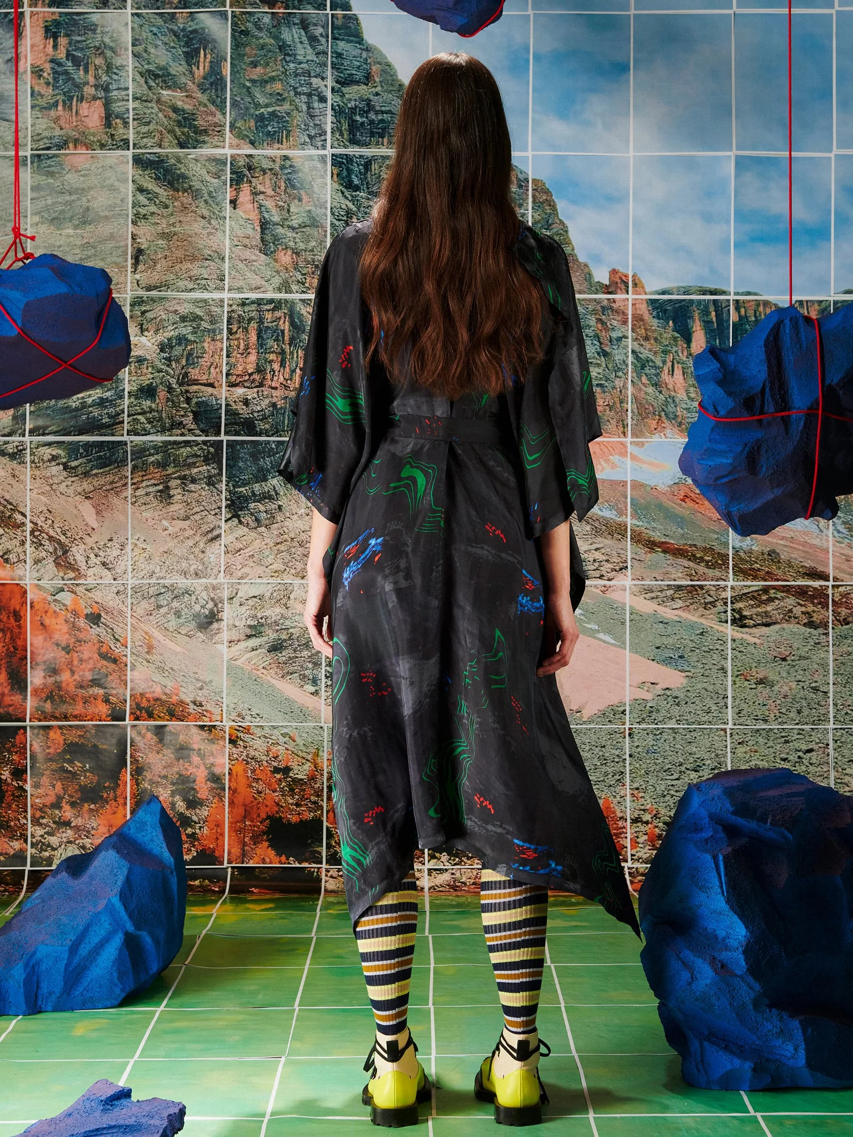 Henrik_Vibskov_Uncut_Kaftan_Dark_Fireworks_Print_Black_6.jpg
