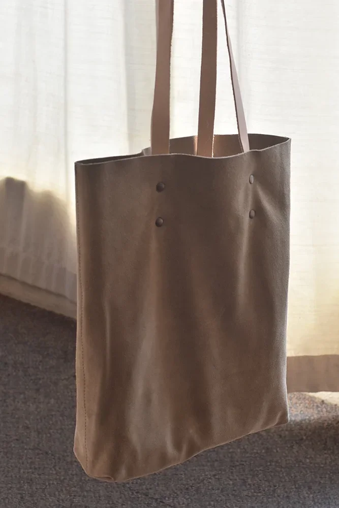 Branco_Lisboa_Suede_Tote_Bag_Taupe_3.webp