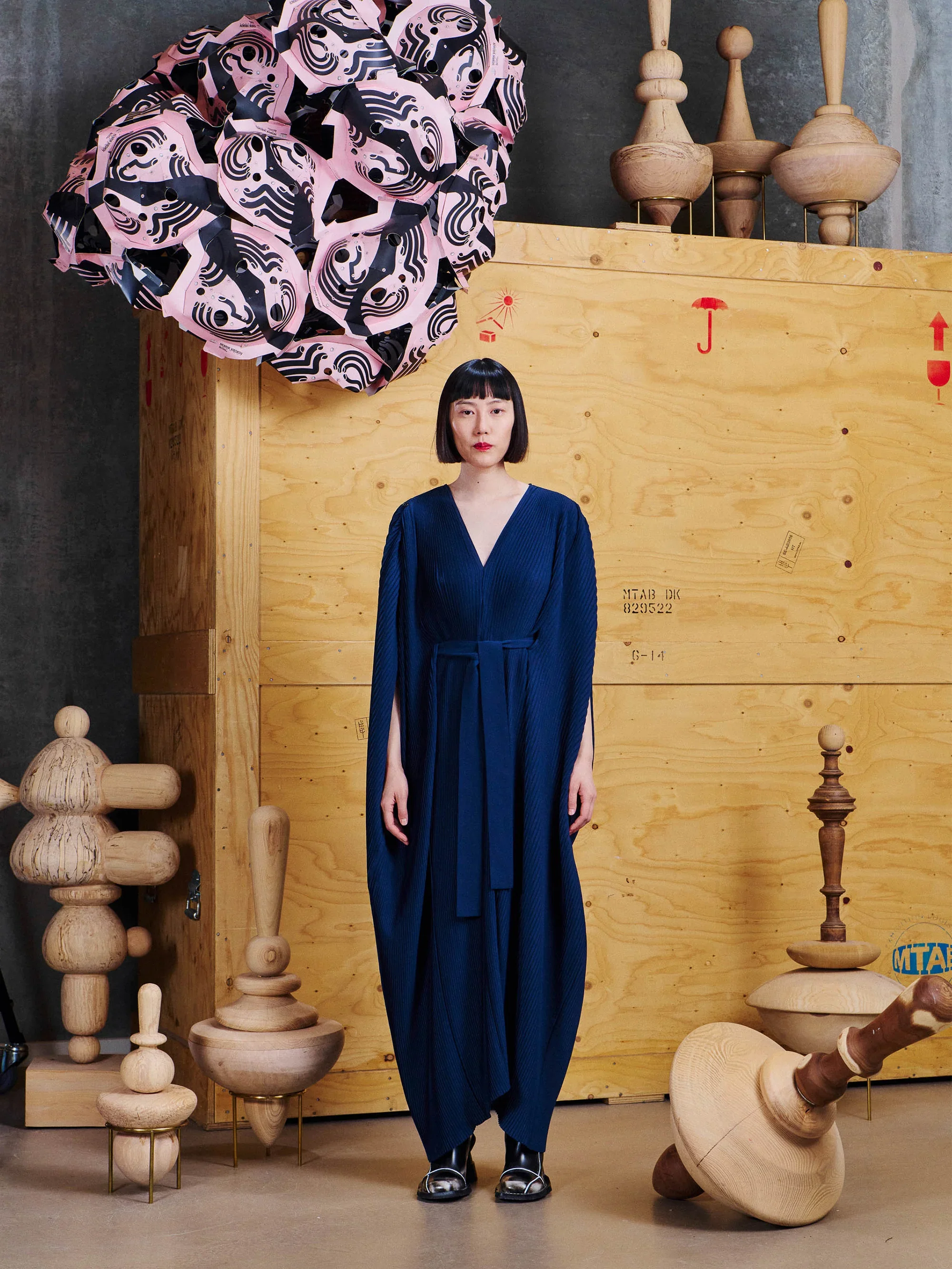 Henrik_Vibskov_Cherry_Plisse_Kaftan_Dress_Blues_Navy_2.webp