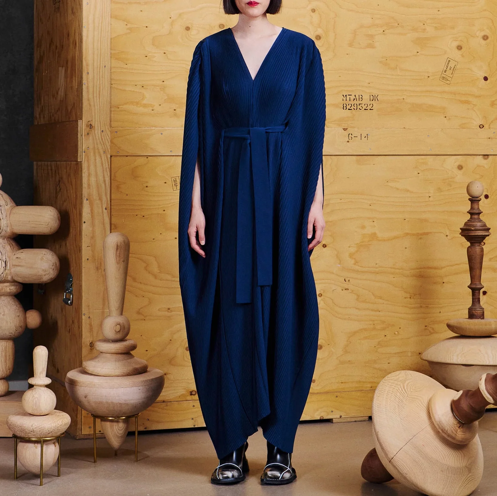 Henrik_Vibskov_Cherry_Plisse_Kaftan_Dress_Blues_Navy_2a.webp
