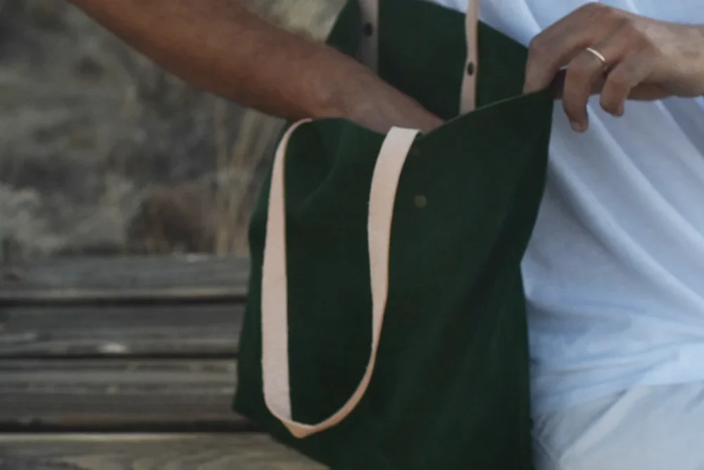 Branco_Lisboa_Suede_Tote_Bag_Green_3.webp