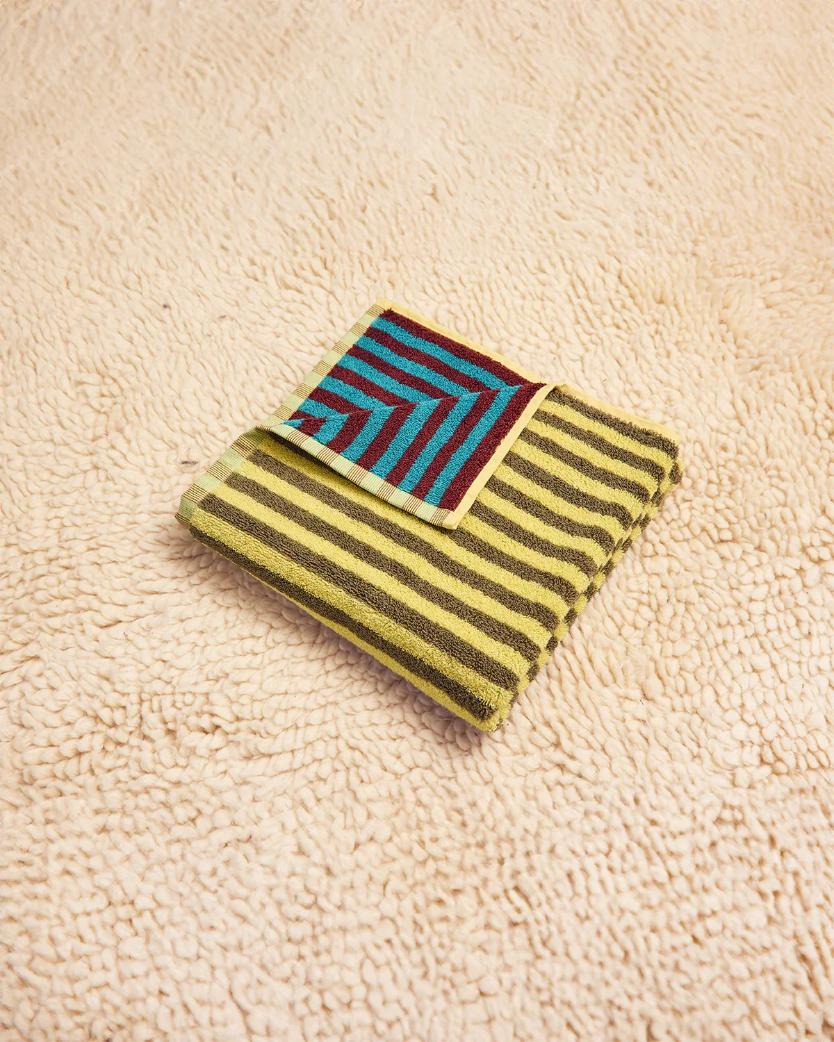Dusen_Dusen_Bug_Stripe_Bath_Towel_Collection_Hand_Dragonfly_2.webp