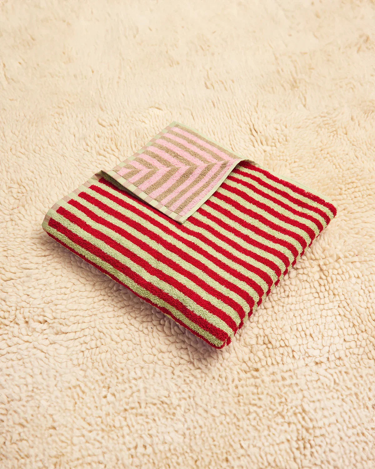 Dusen_Dusen_Bug_Stripe_Bath_Towel_Collection_Ladybug_2.webp