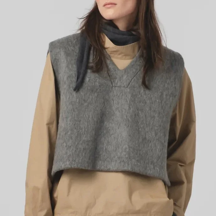 Girls_of_Dust_Vee_Vest_Mohair_Fleece_Asphalt_Grey_1a.jpg