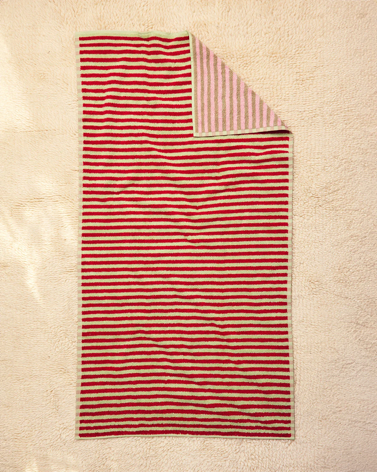Dusen_Dusen_Bug_Stripe_Bath_Towel_Collection_Ladybug_1.webp