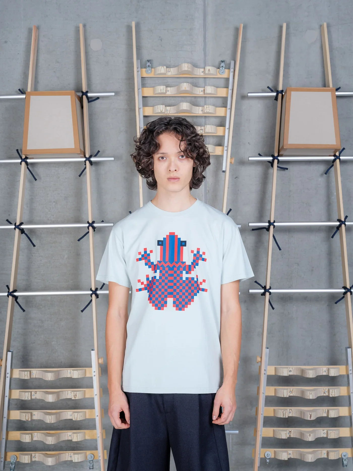 Henrik_Vibskov_Cross_Stitch_Tee_Sky_Grey_2.webp