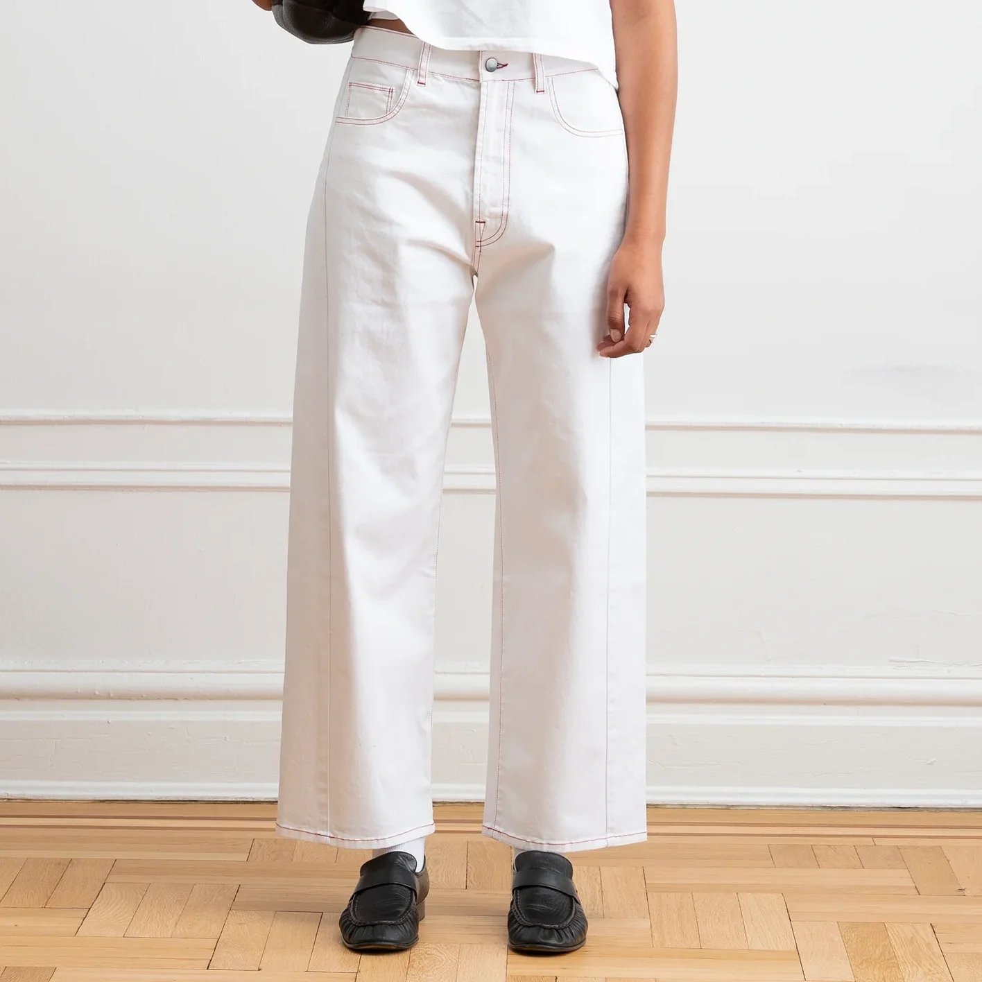 Loup_Jamie_Barrel_Leg_Jeans_White_Red_Contrast_Stitch_1a.webp