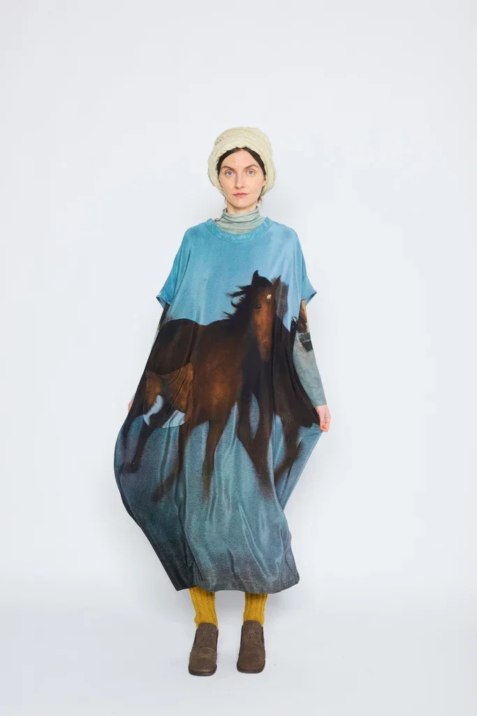 Anntian_Overdress_Print_H_Horse_2.webp