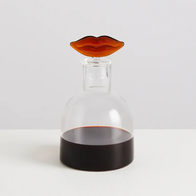 Maison_Balzac_Bisous_Decanter_Clear_Amber_Rouge_Red_Lips_Kiss_Carafe_3a.webp