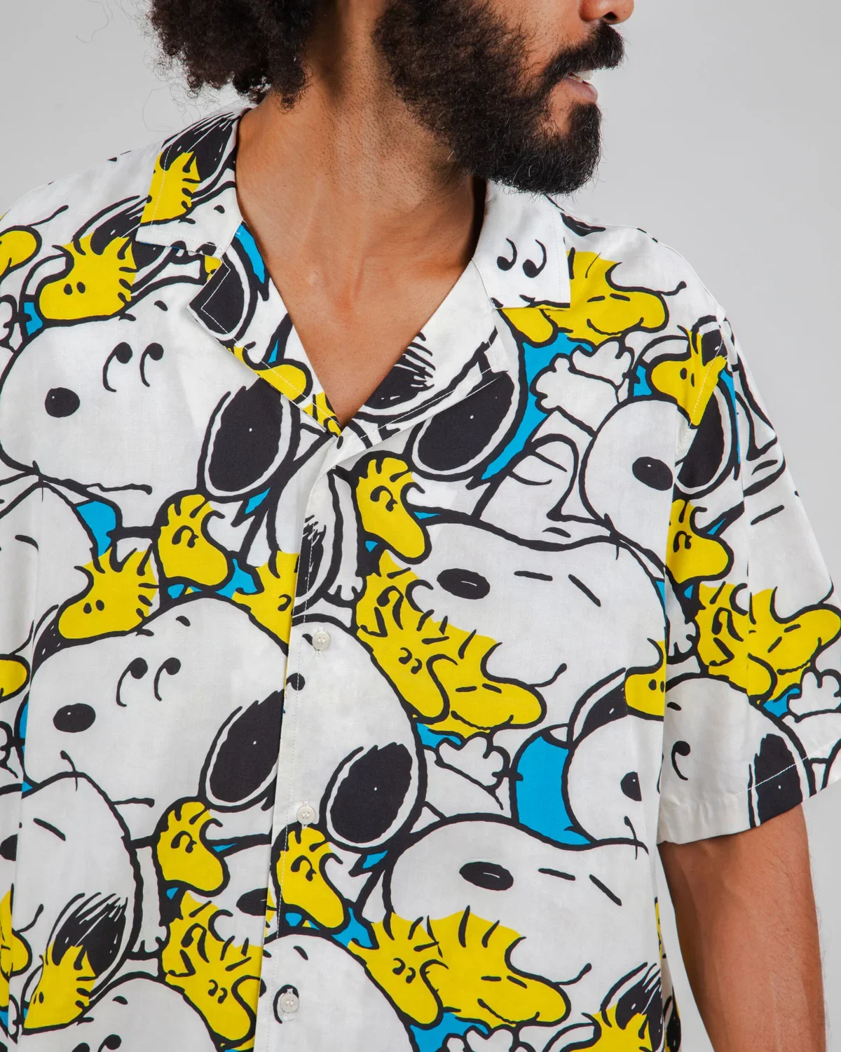Brava_Peanuts_Freehugs_Aloha_Shirt_White_Snoopy_Woodstock_2.webp