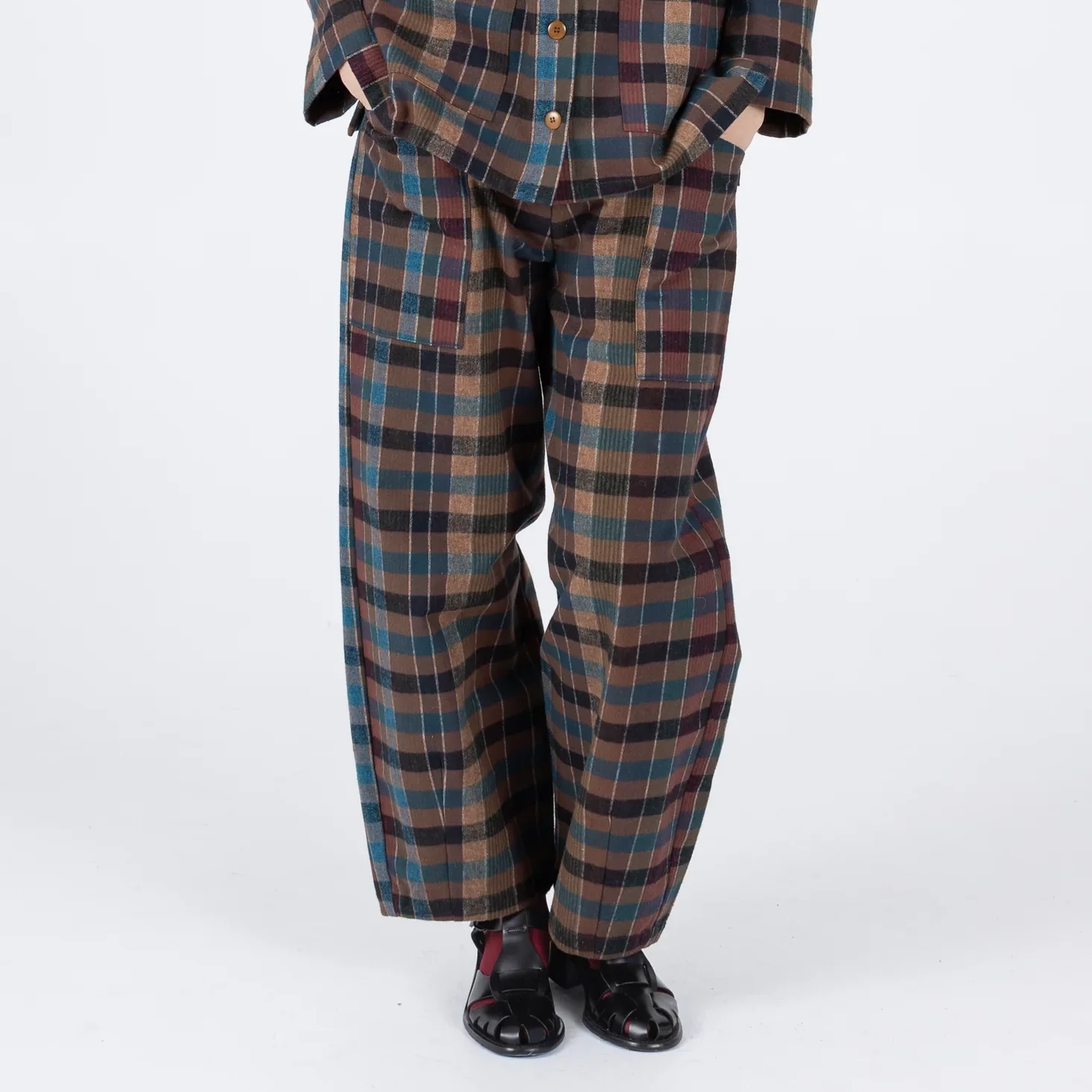 Samet_Chibi_Pant_Blanket_Plaid_5a.webp