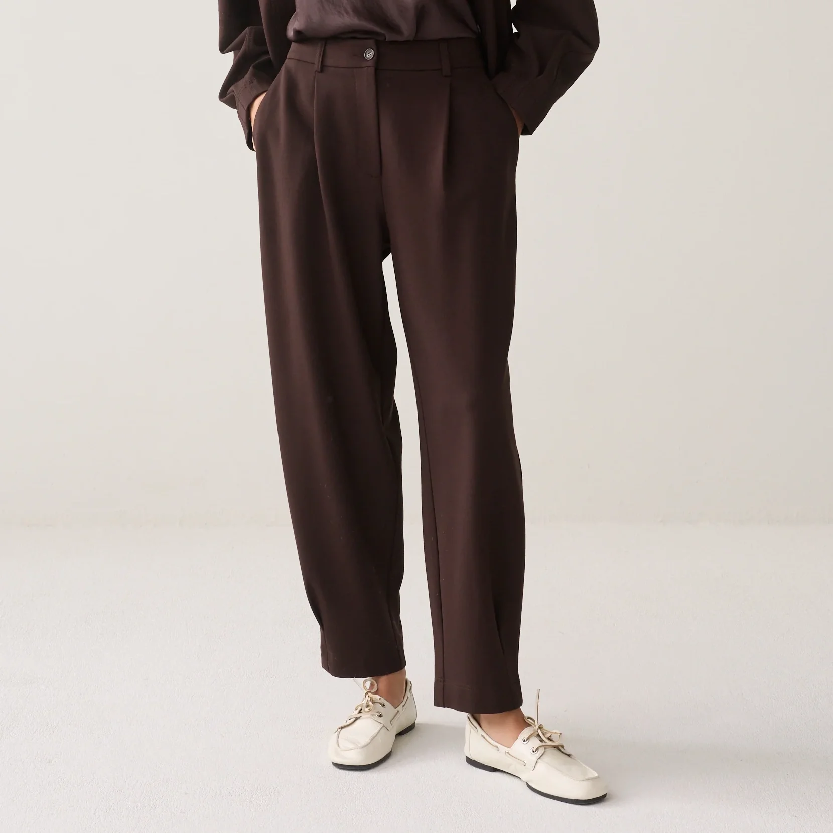 Summum_Tapered_Punto_Milano_Trousers_Chocolate_Brown_1a.webp