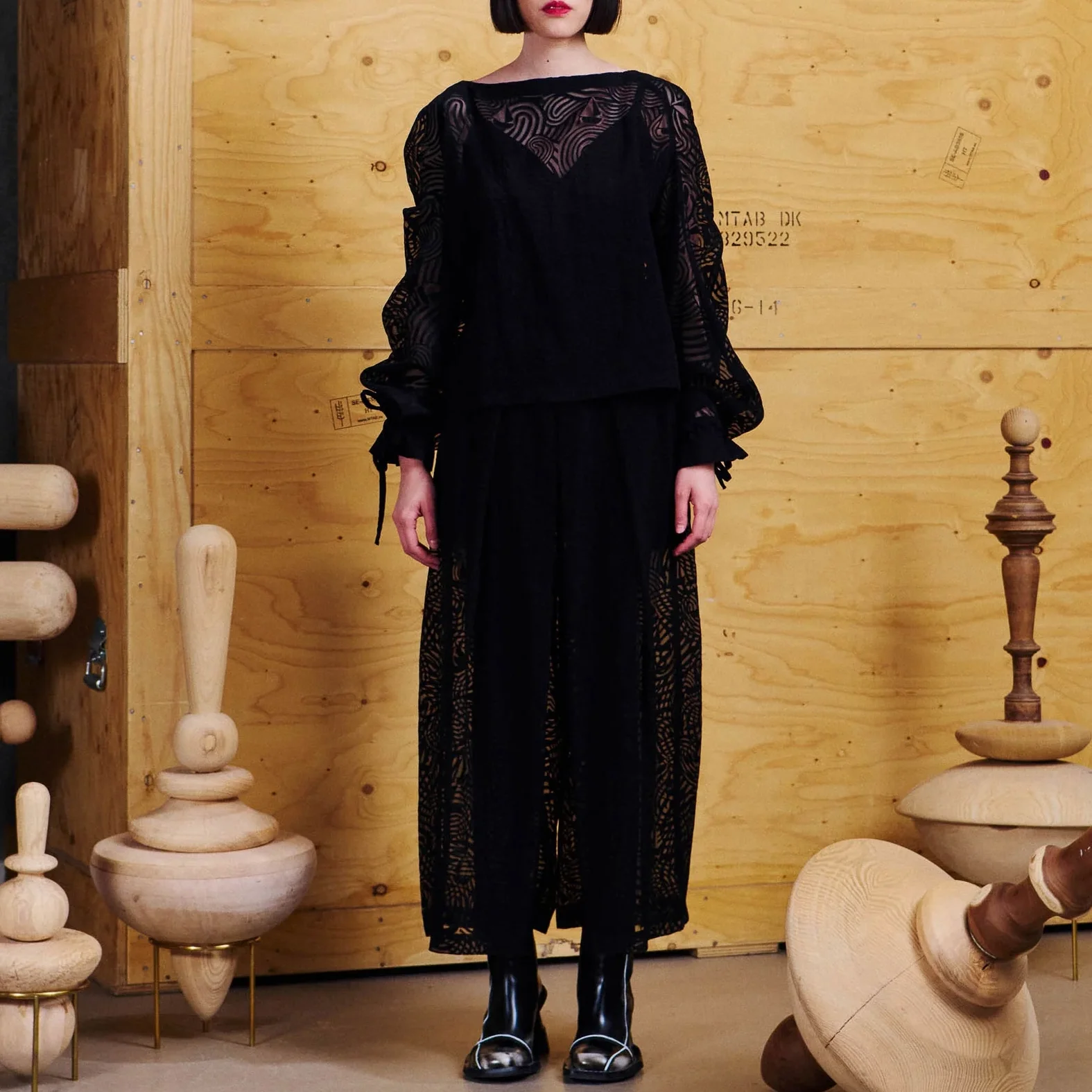 Henrik_Vibskov_Tommy_Pants_Delivery_Blouse_Dark_Stormy_Sea_Black_2.webp